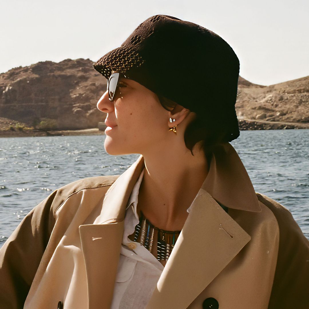 Marta Ortega mirando al horizonte subida en el barco por el Nilo 