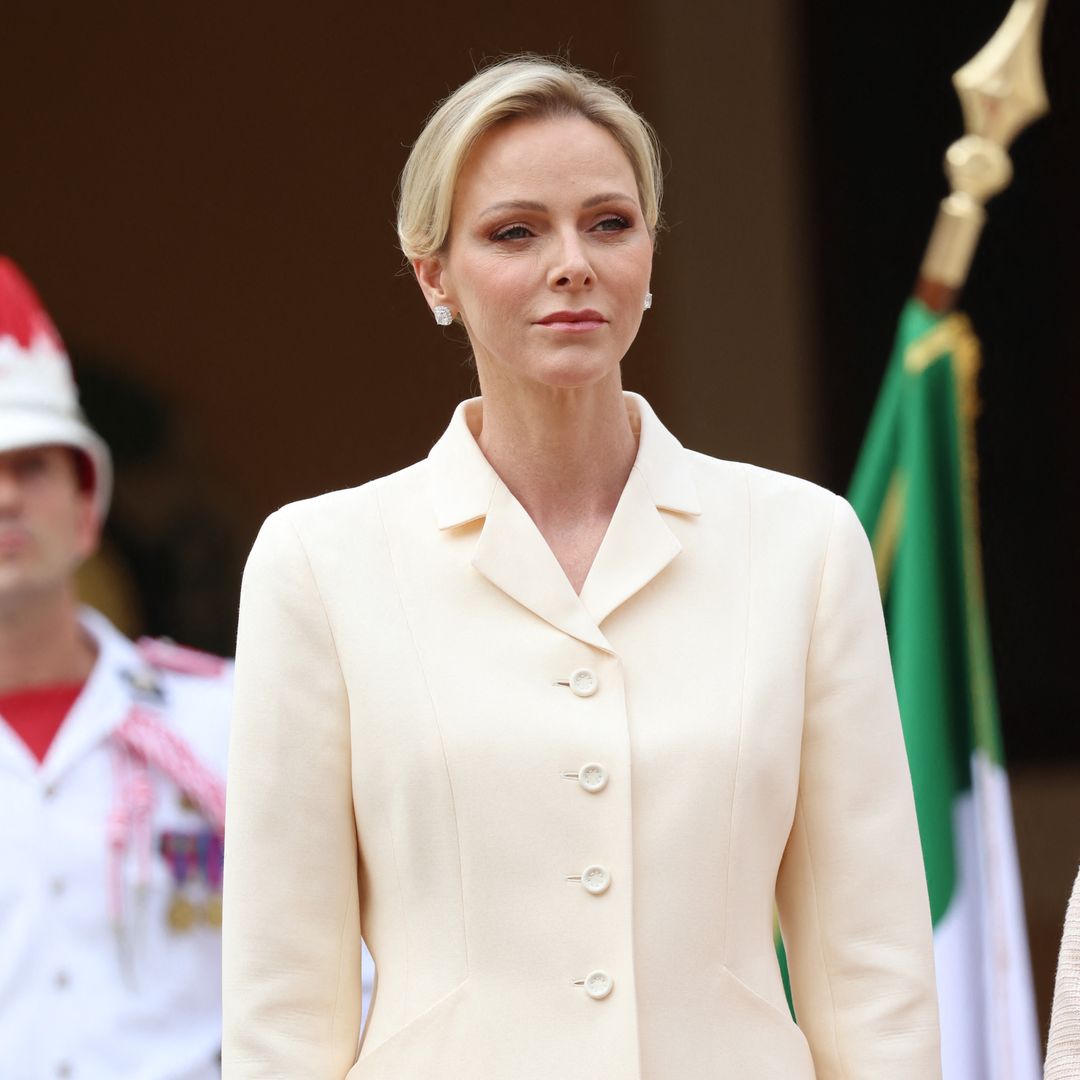 Charlene de Mónaco sigue los pasos de Kate Middleton y confirma que el traje es lo que mejor le sienta: "Ha llevado 4 diferentes en solo 15 días"