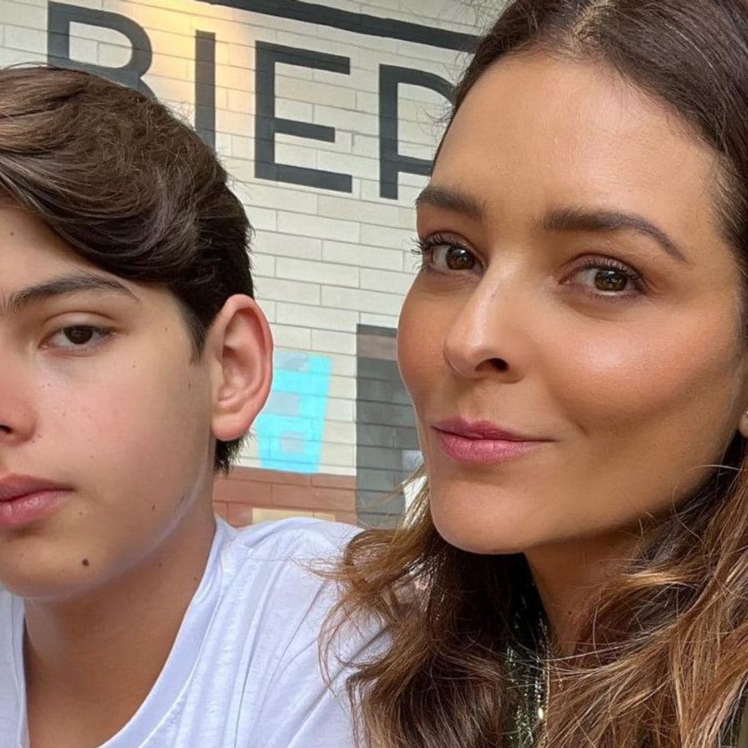 Con todo y pastel, Grettell Valdez celebra el cumpleaños de su hijo Santino en un avión