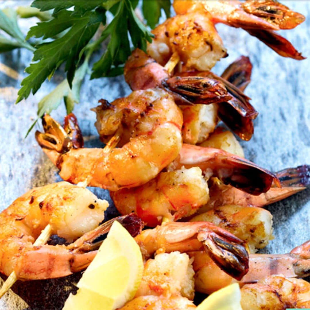 Brochetas de gambas con hierbas aromáticas
