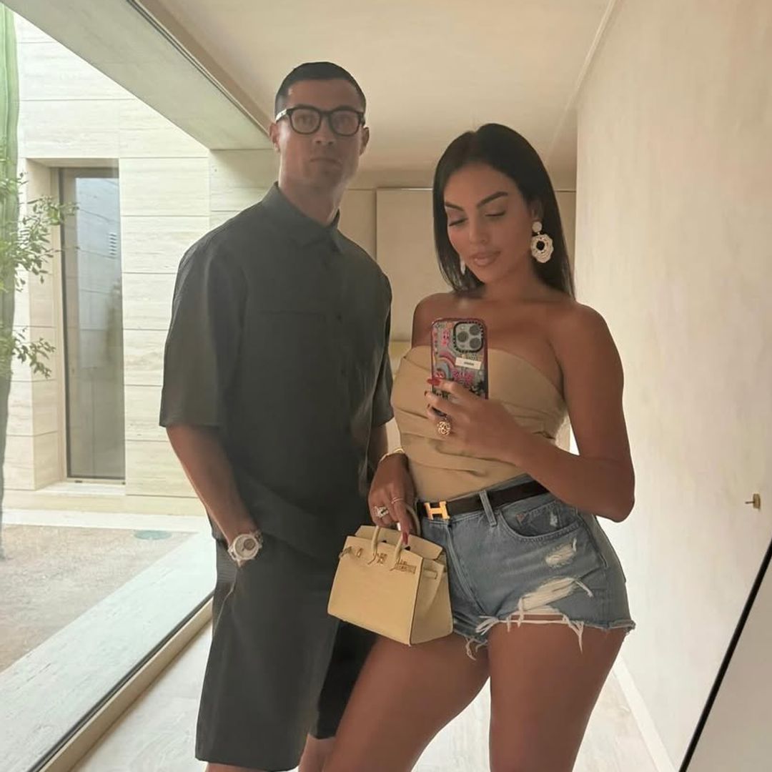 Así es por dentro el salón de Cristiano Ronaldo y Georgina Rodríguez en Cascais: el escenario de su boda en una mansión de 60 millones