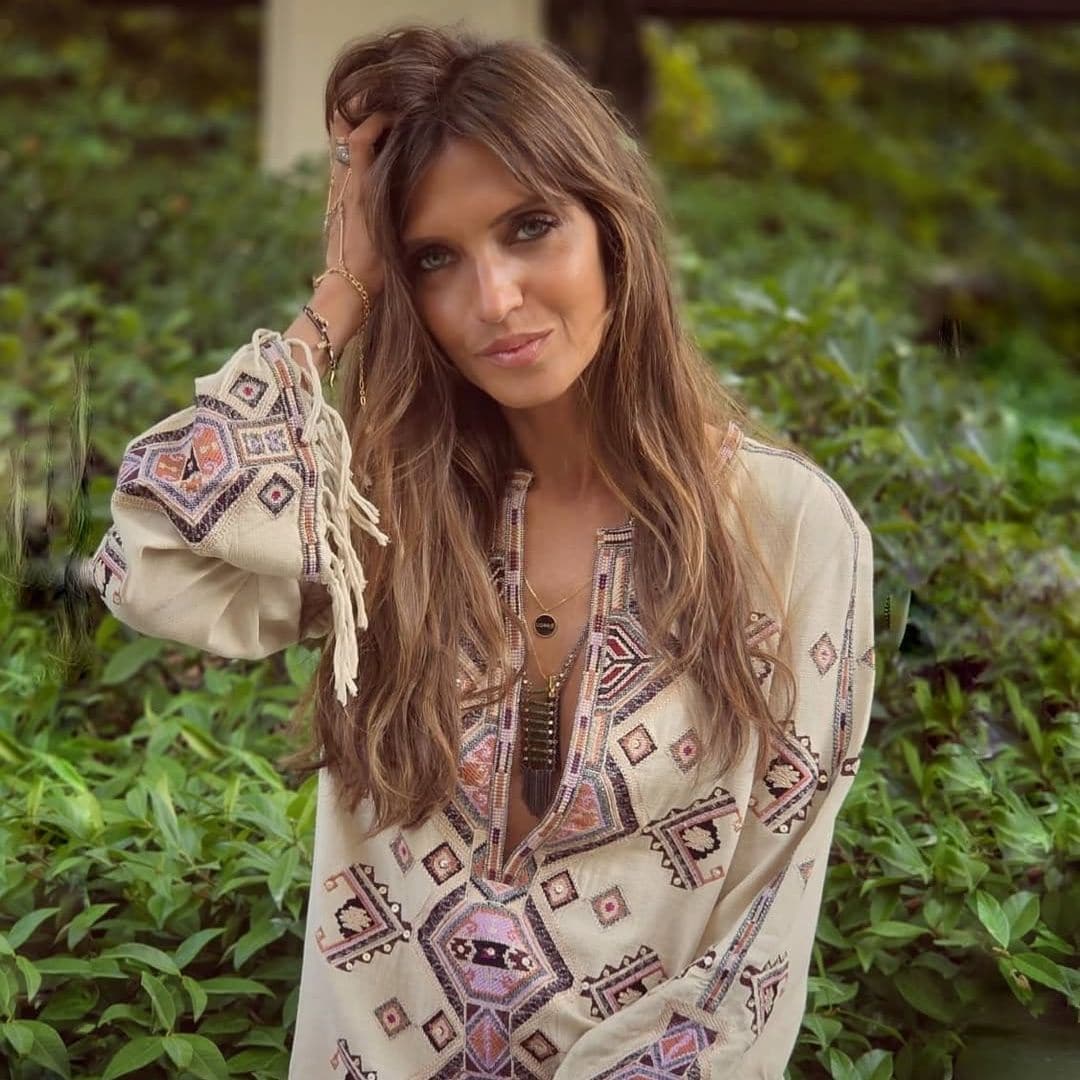 Sara Carbonero inaugura el otoño con un vestido boho de escote profundo y una reflexión: "Es época de nuevos comienzos"