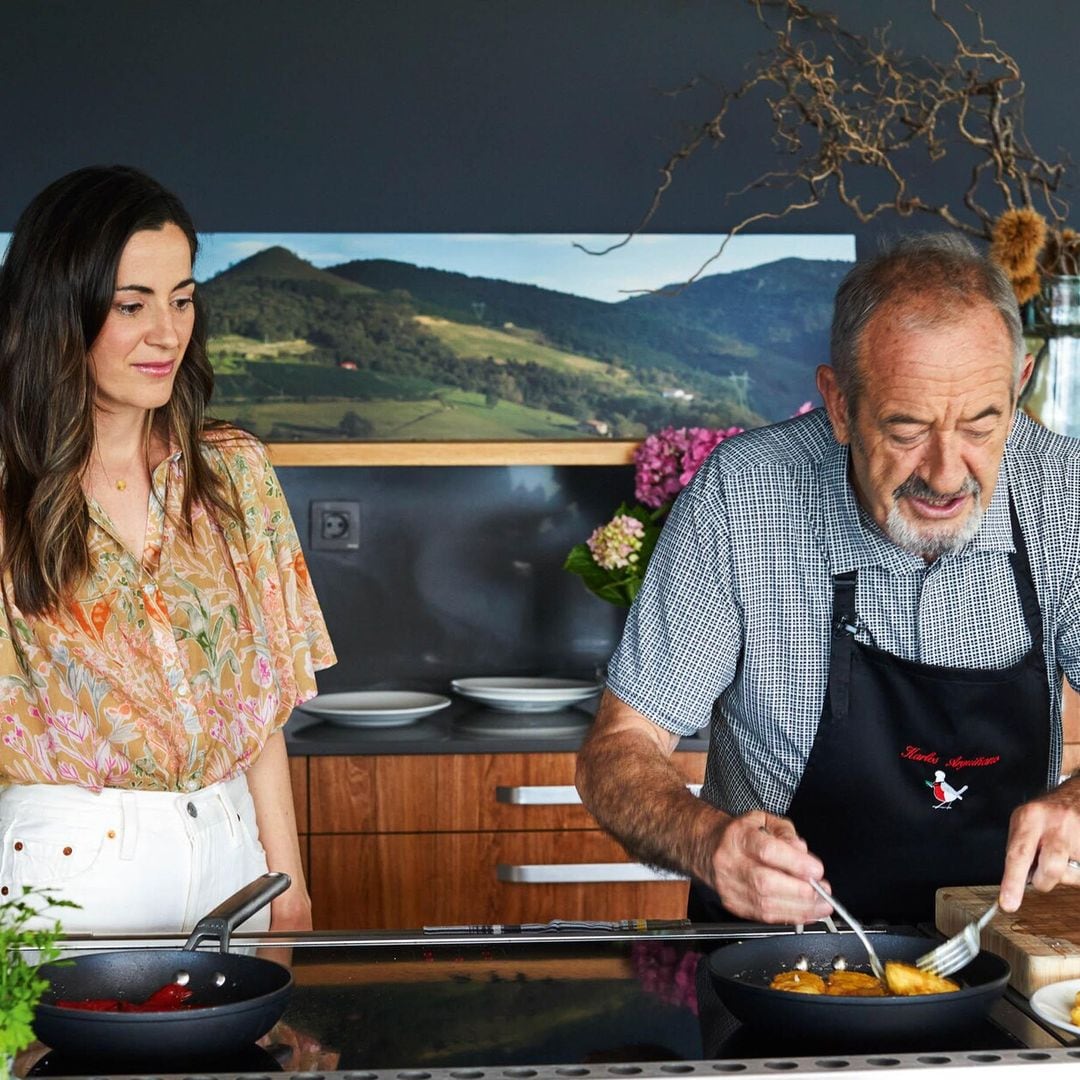 Karlos Arguiñano prepara para ¡HOLA! una de sus recetas favoritas: merluza rebozada con pimientos del piquillo