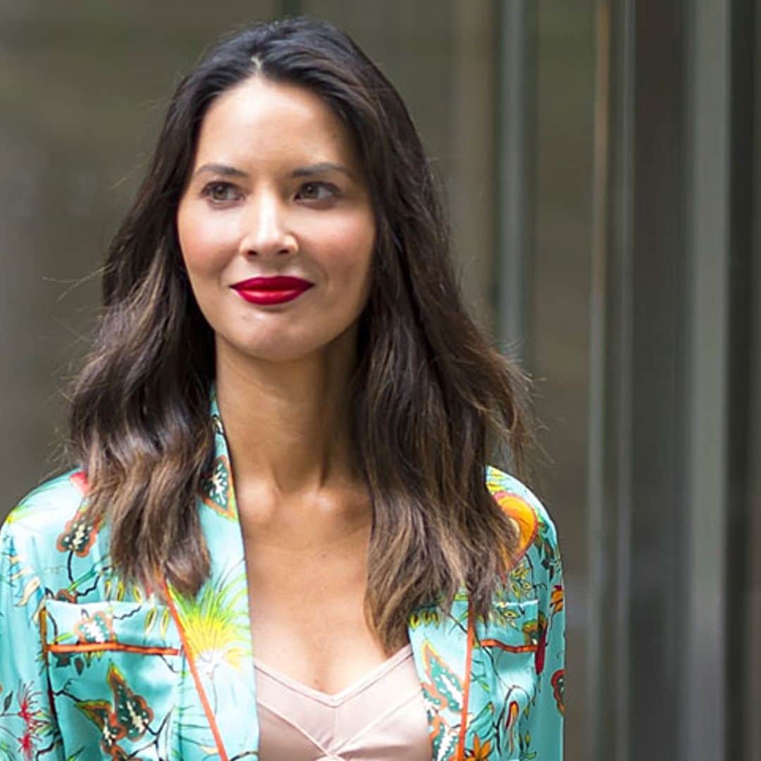 El traje de Olivia Munn para sus citas de primavera es un diseño valenciano