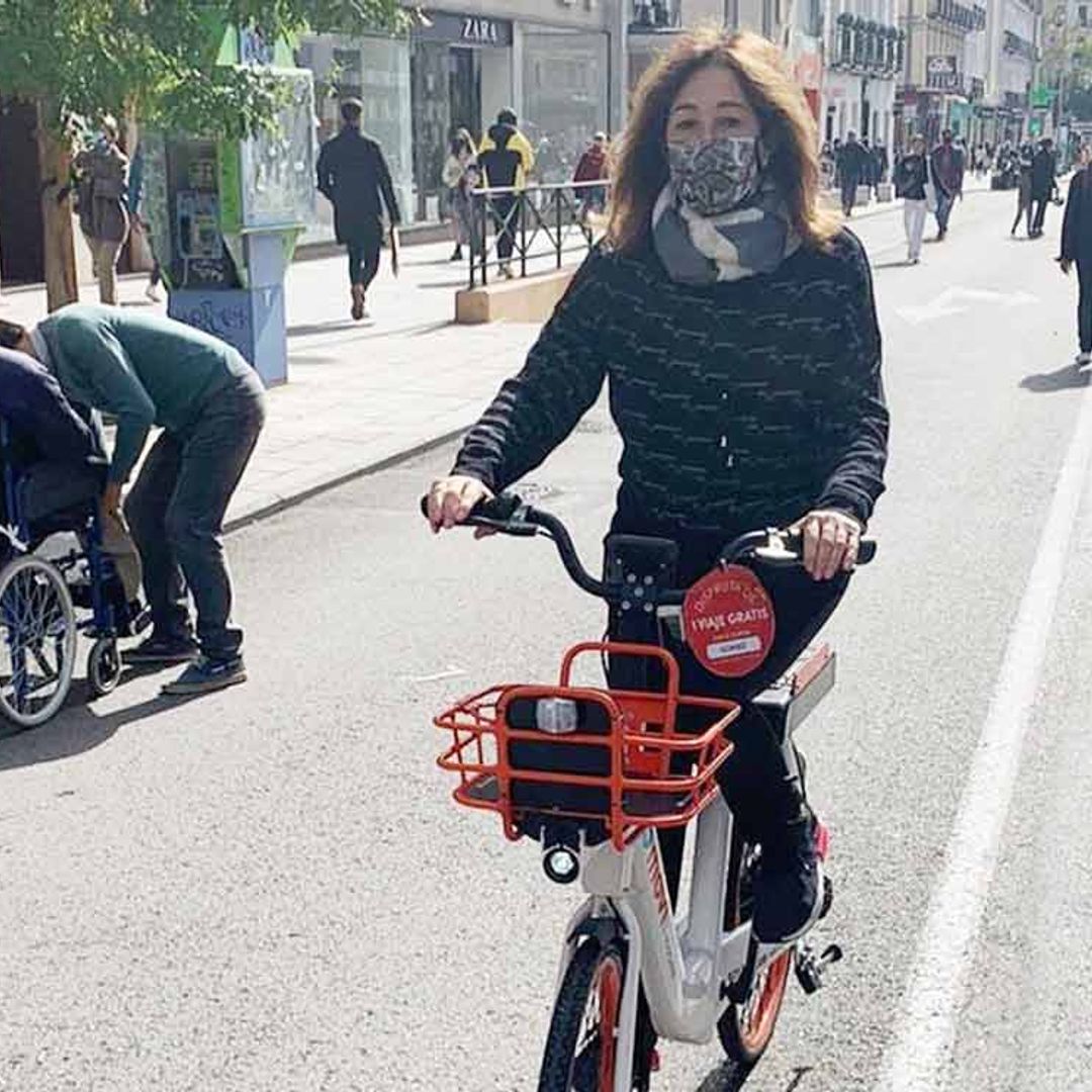 Ana Rosa Quintana desconecta con un paseo en bici por Madrid