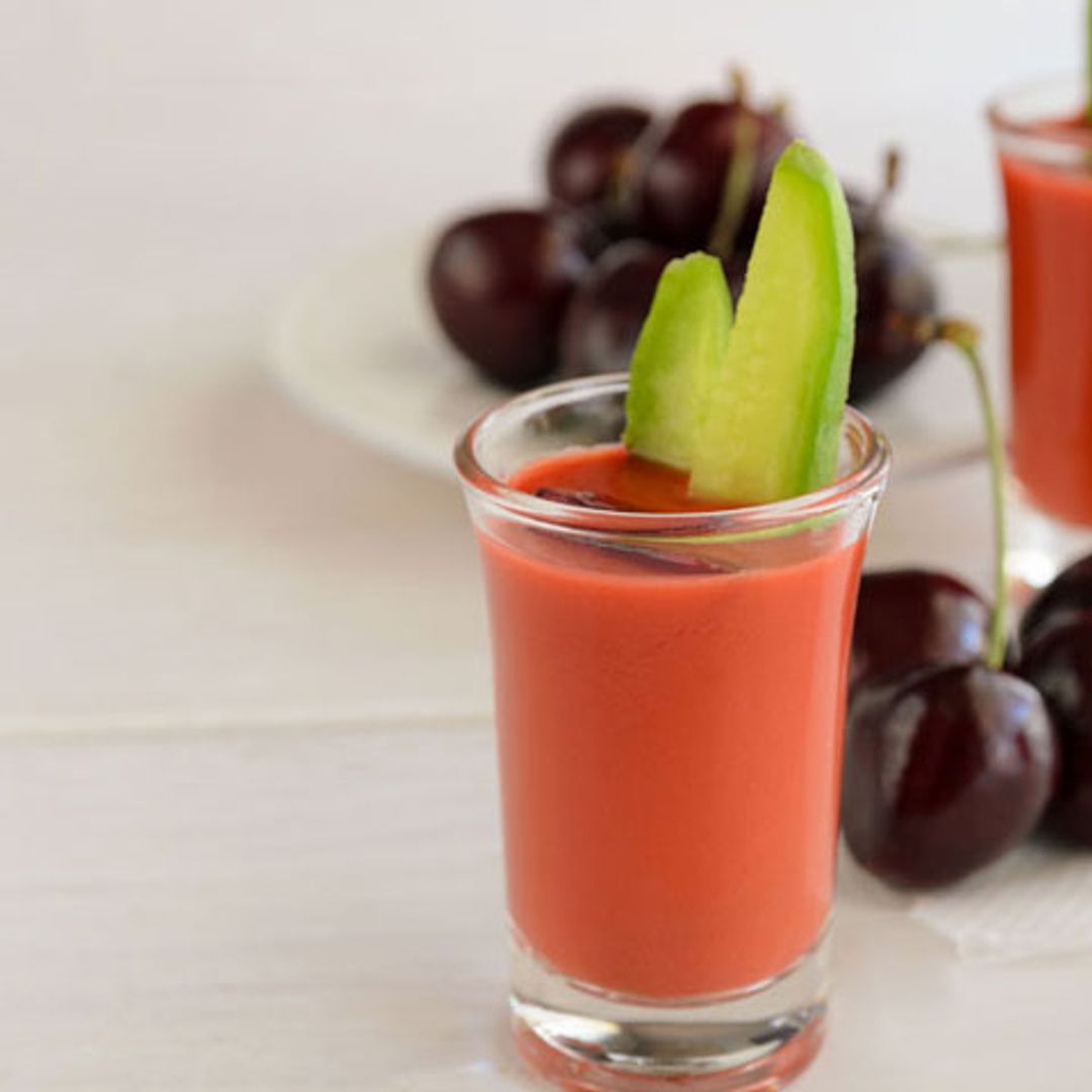Chupito de salmorejo de cerezas y aguacate