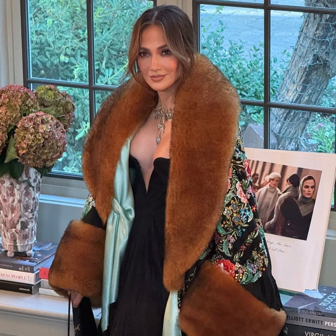 Jennifer Lopez paraliza la Ópera con un mantón de Manila: "A pesar de tener más de 100 años, aporta lujo y distinción"