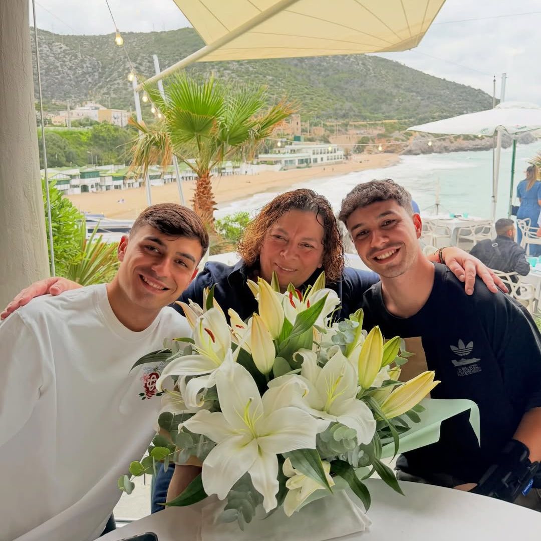 Pedri en Tenerife con su madre y su hermano