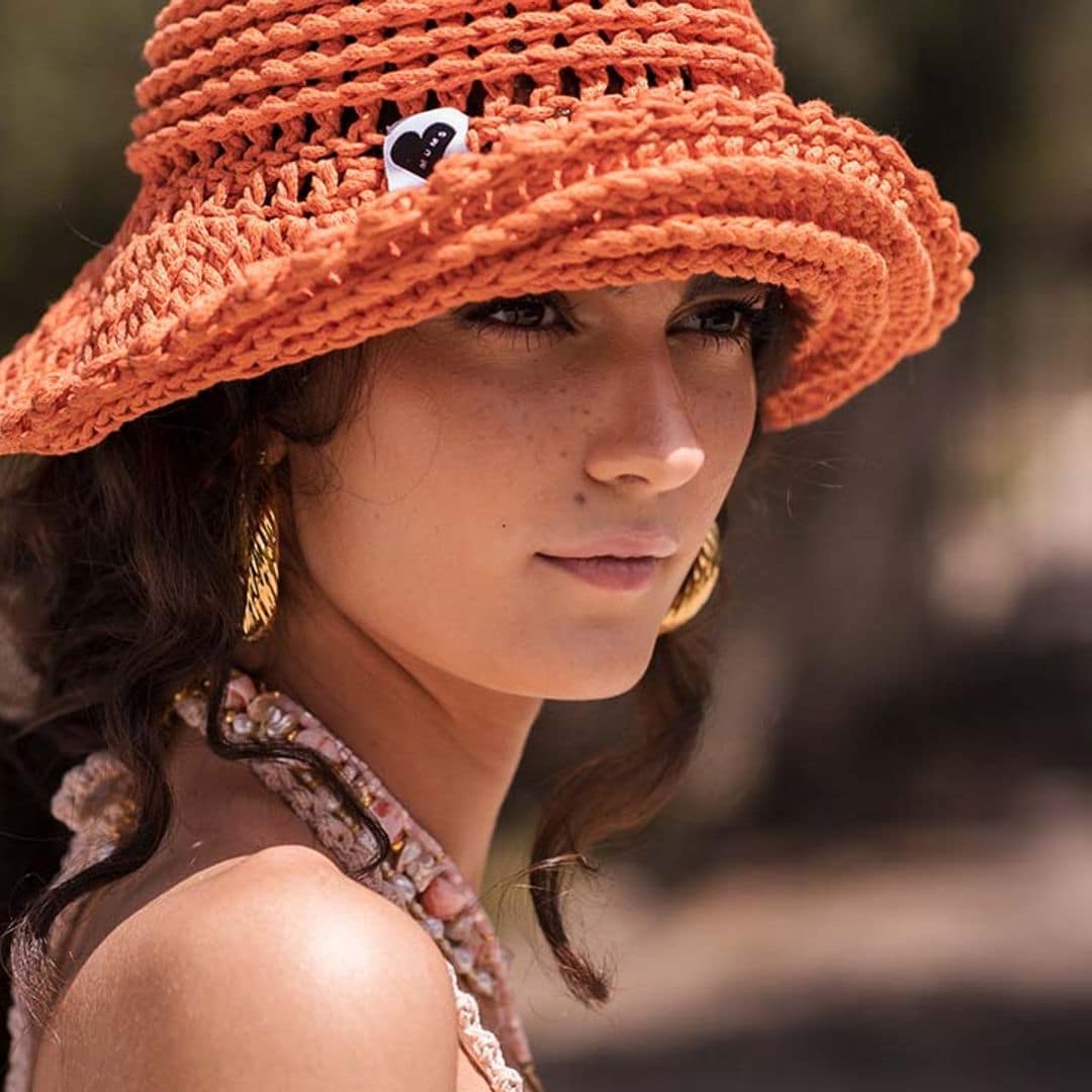 Ocho peinados para llevar tu 'bucket hat' con mucho estilo