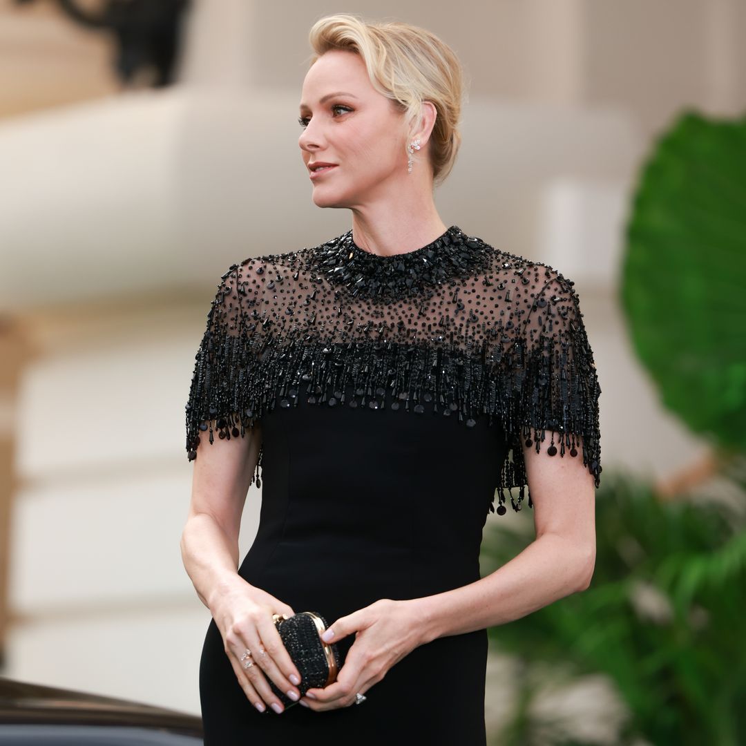 Charlene de Mónaco brilla con su vestido de fiesta de 3.000 euros que conecta con Kate Middleton: un diseño con escote de pedrería