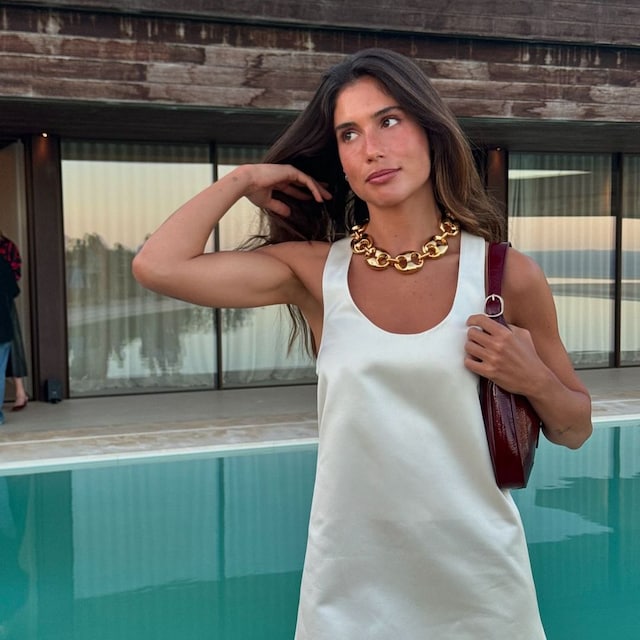 Belén Hostalet con vestido blanco