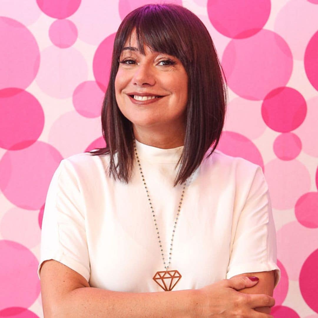 Cristina Fogazzi sobre fondo de círculos rosas