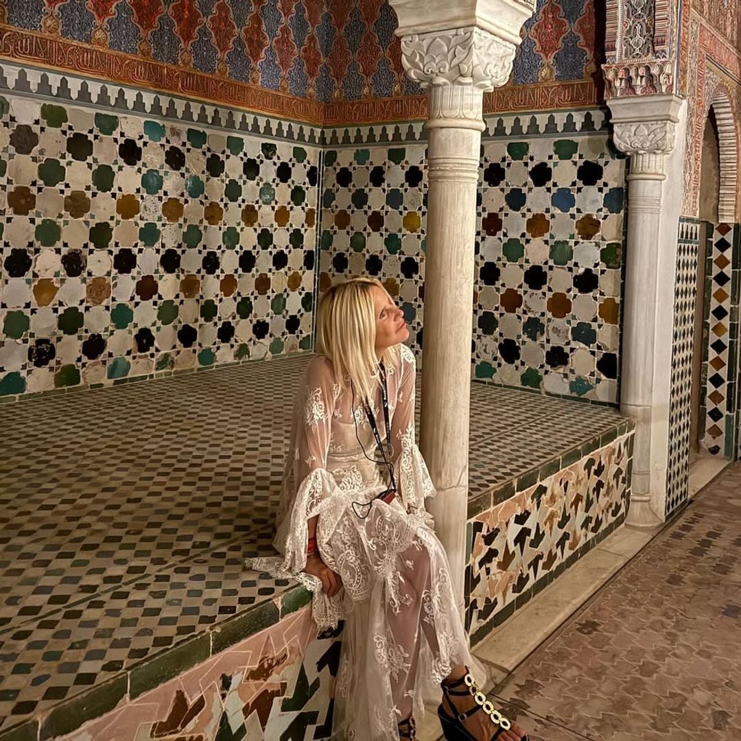 Eugenia Martínez de Irujo recicla un vestido 'boho-chic' en su escapada romántica a la Alhambra de Granada
