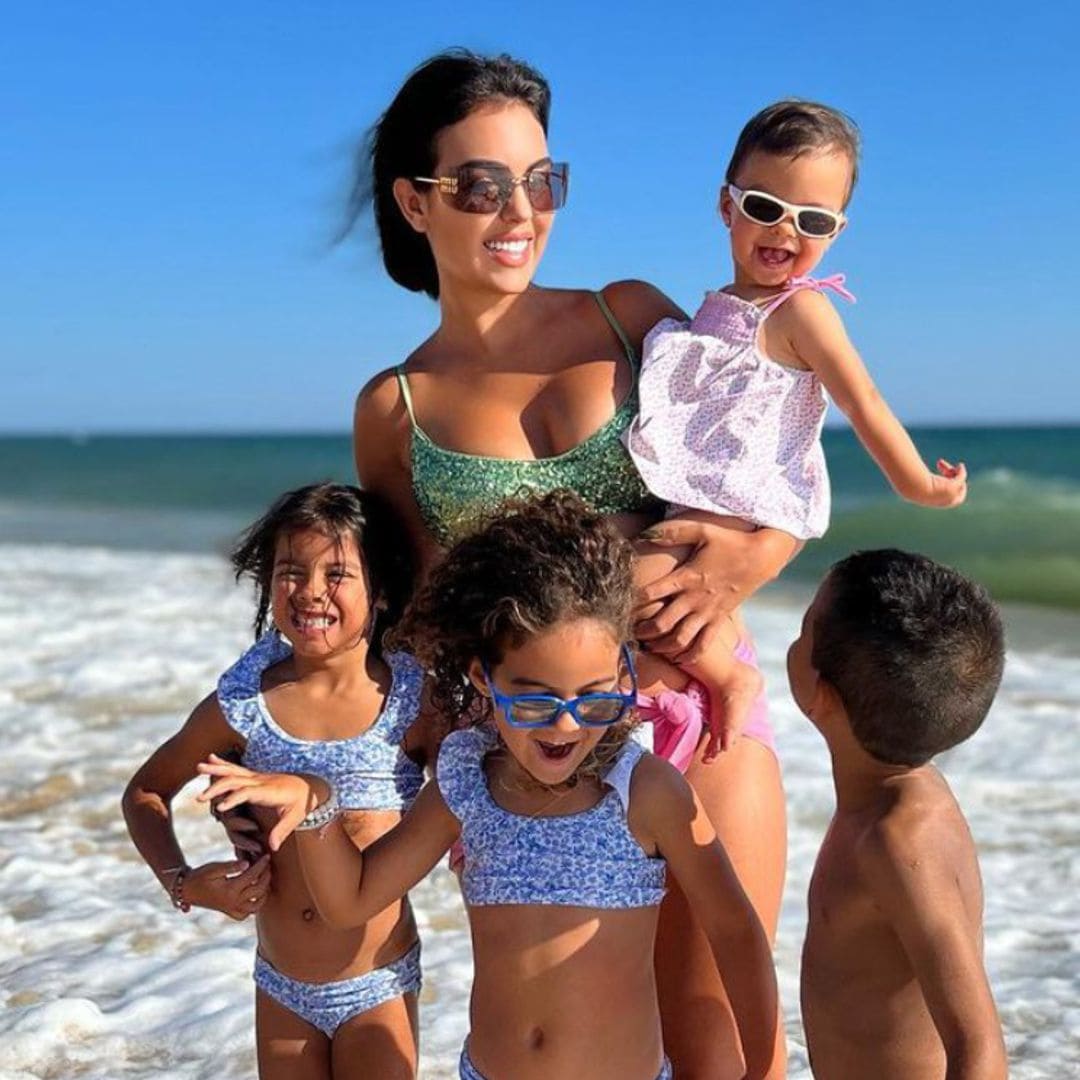 Las imágenes más espectaculares de Georgina y sus amores derrochando estilo en las playas portuguesas
