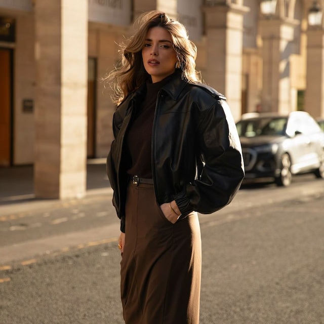 Look con Bomber de piel y falda marrón 