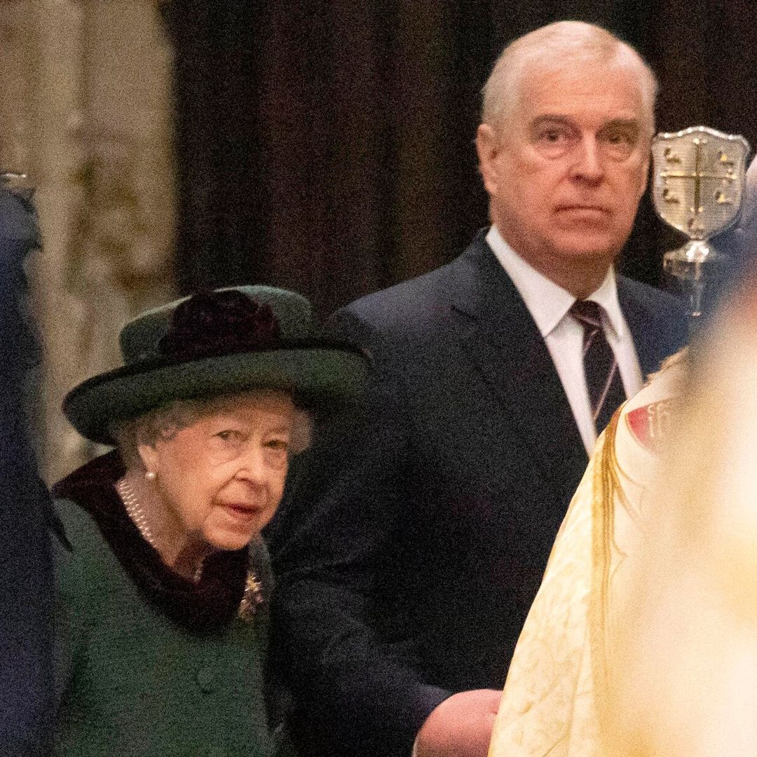 El príncipe Andrés reaparece al lado de la reina Isabel en el homenaje al Duque de Edimburgo