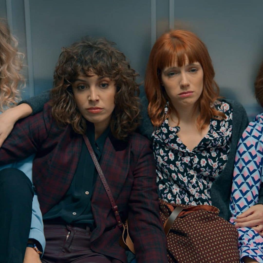 Descubre en ¡HOLA! los secretos del vestuario y la evolución de los personajes en la segunda temporada de 'Valeria'