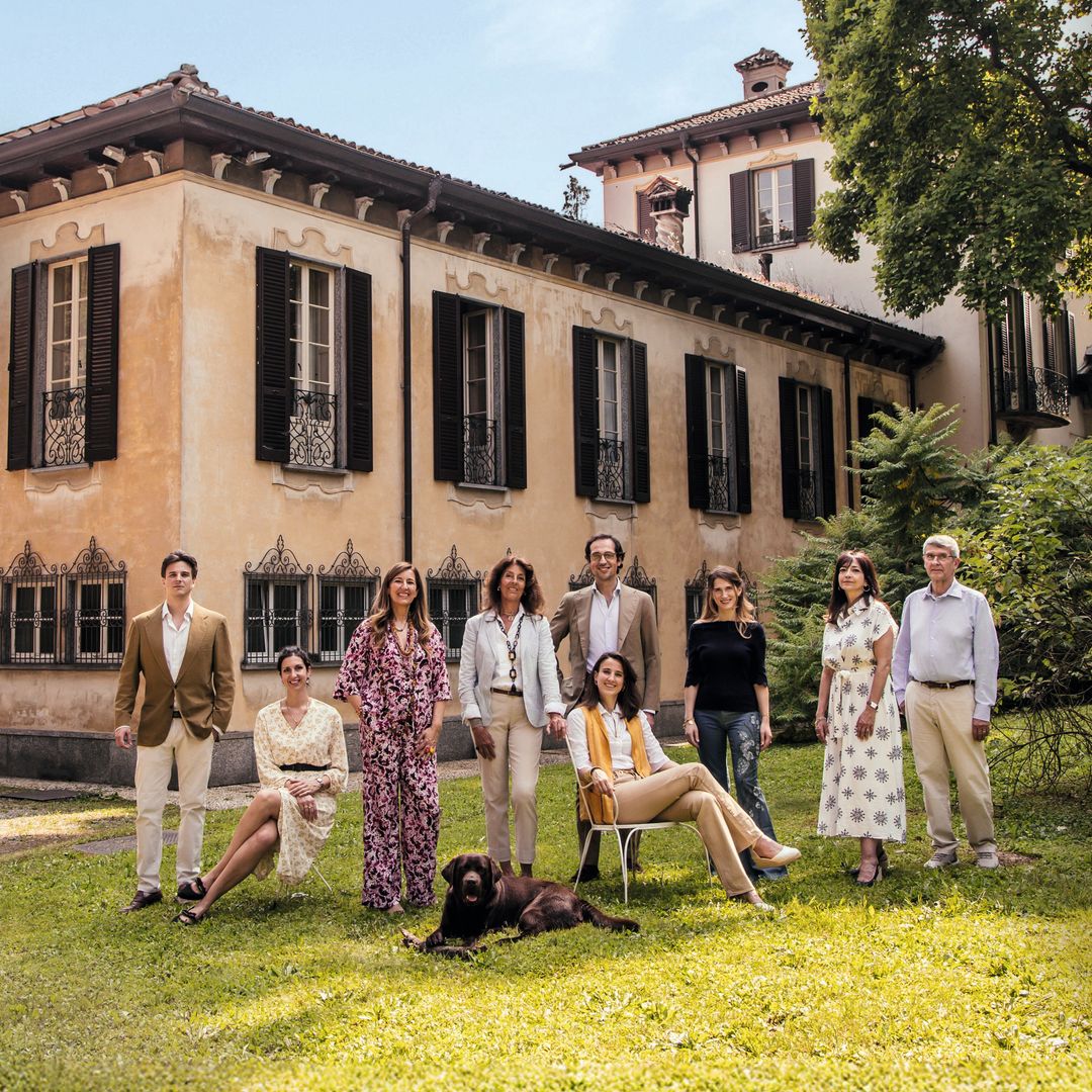 Benedetta Tagliabue (con "look" estampado en fucsia y blanco) posa en el jardín de Villa Giovio della Torre con parte de sus hermanos y sobrinos. A su izquierda, sus sobrinos Clemente y Benedetta. A su derecha, su hermana, Francesca; su sobrina Clio con su marido, Tomaso; Sofía —novia de Clemente—, y su hermano, Reinaldo, con su mujer, Angioletta