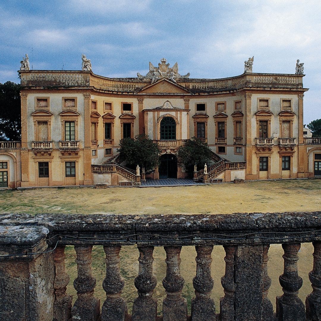 La fachada principal de Villa Valguarnera (siglo XVIII), diseñada por Tommaso Maria Napoli (fallecido en 1723) y Giovanni Battista Vaccarini (1702-1768), Bagheria, Sicilia, Italia