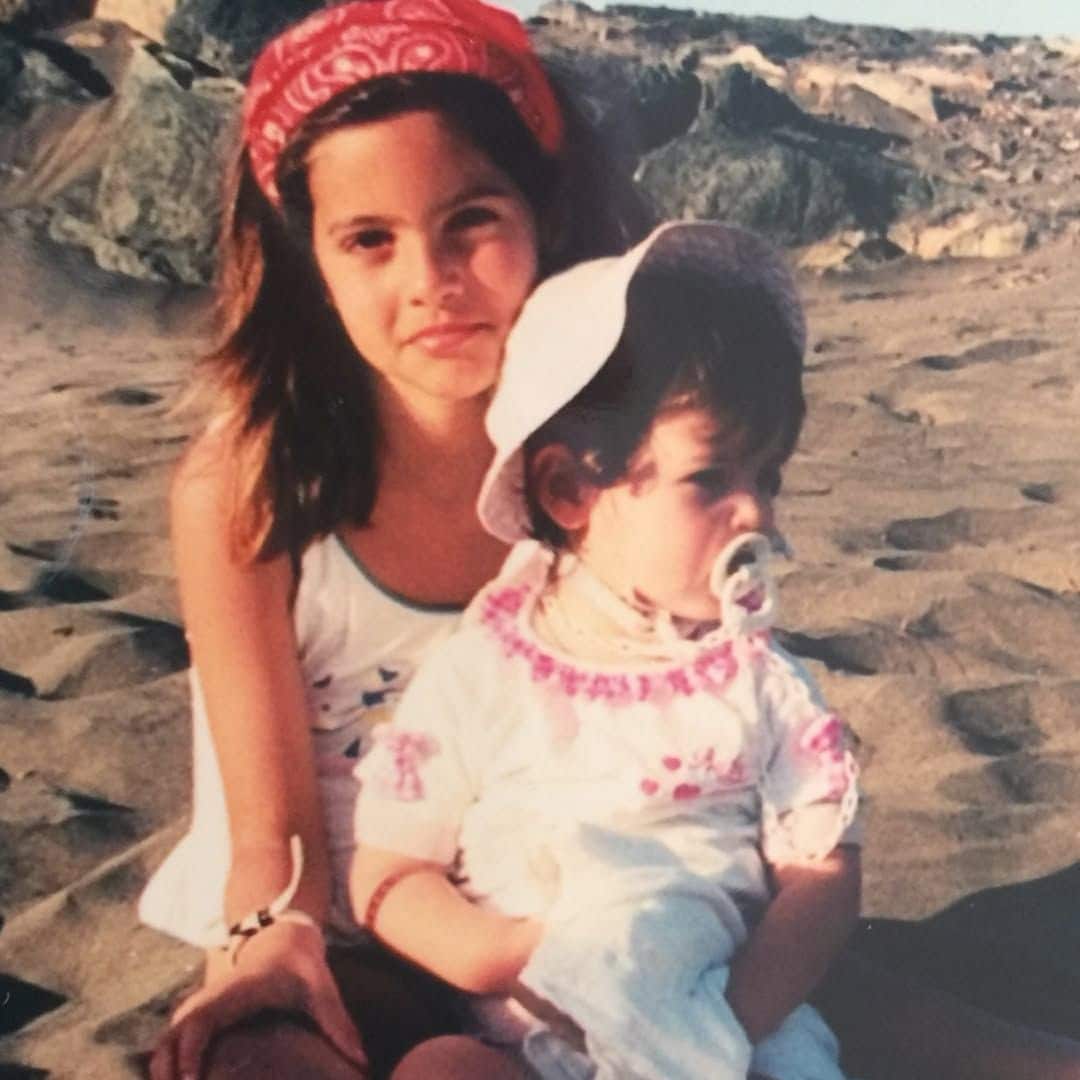 Ariadne Artiles y su hermana en la playa, Gran Canaria