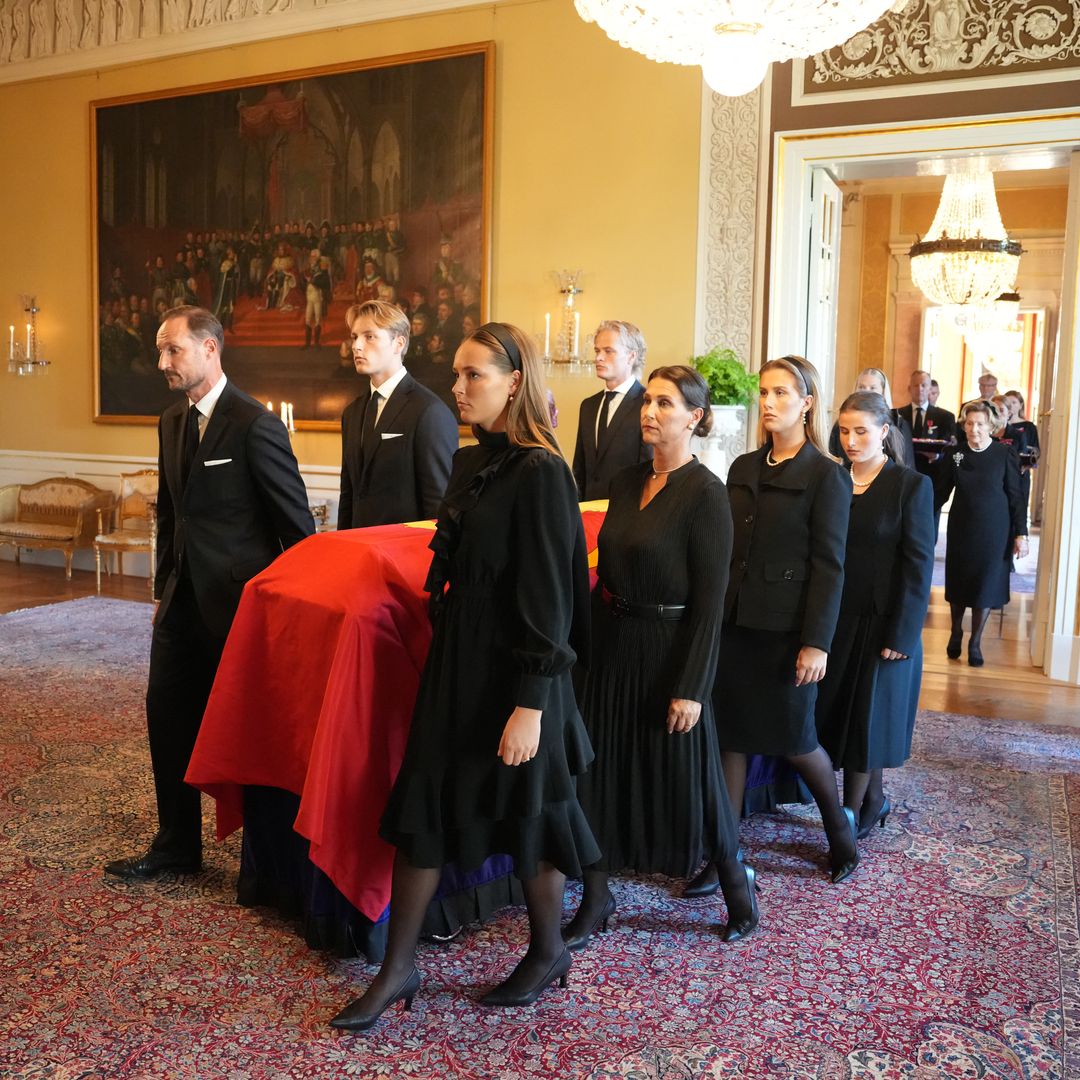 Harald V recibe el último adiós: la impactante imagen de Haakon, Ingrid, Sverre y Marius cargando con el féretro por el palacio