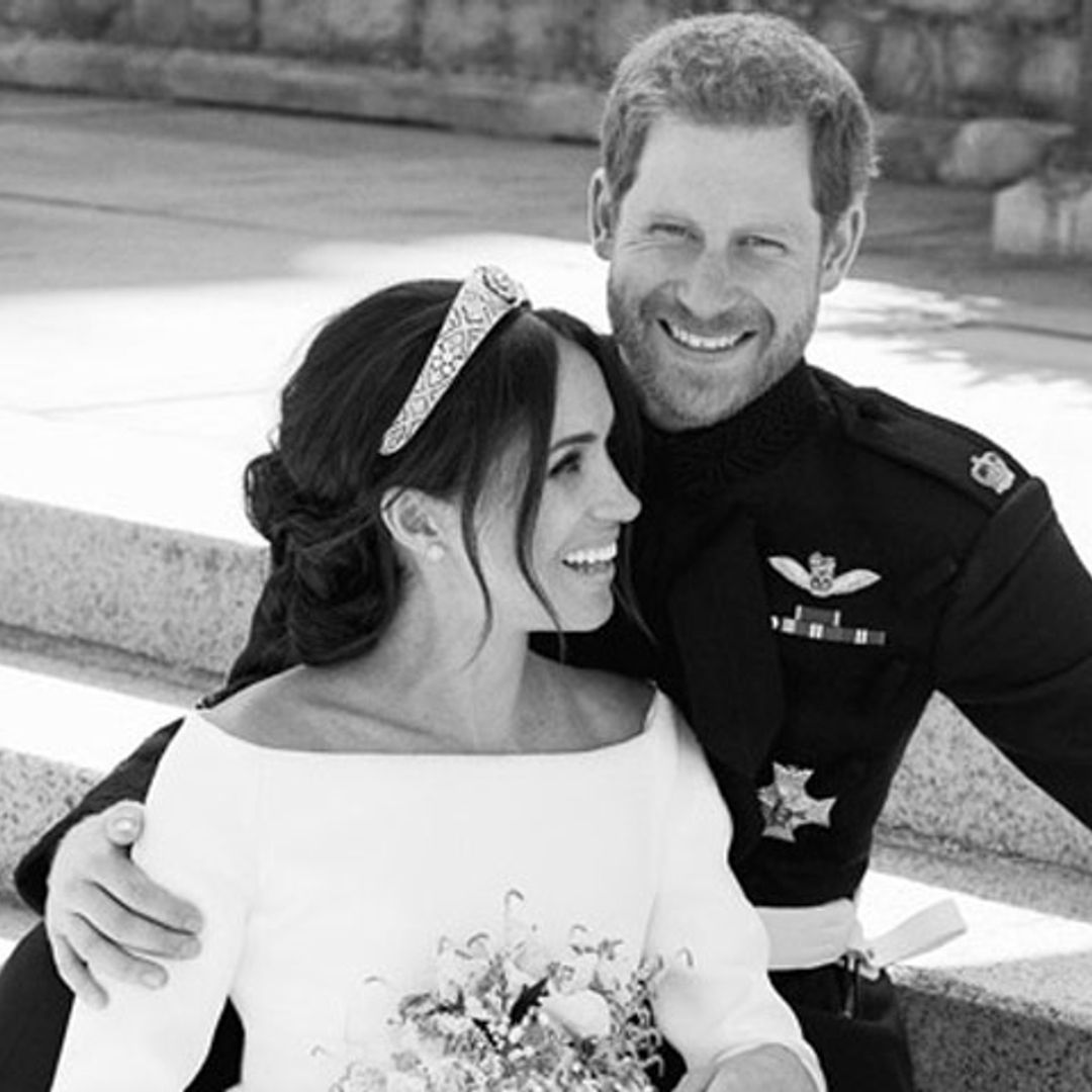 Comparamos el álbum de boda de Harry con el de su hermano y sus padres