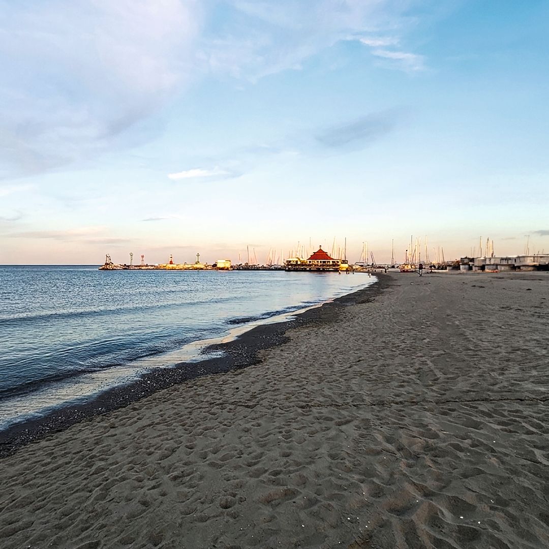 El refugio en Milano Marittima, que se encuentra en la Riviera Romagnola, conocida por sus 90 kilómetros de costa y sus playas de arena dorada