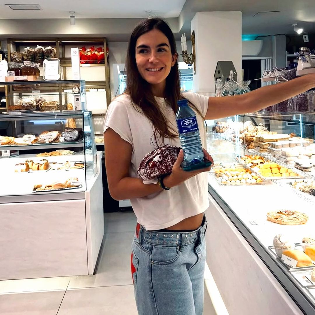 Blanca Llandres recupera el vaquero de los 2000 que triunfa entre las jóvenes madrileñas: tiro bajo, tachuelas y estrellas en los bolsillos