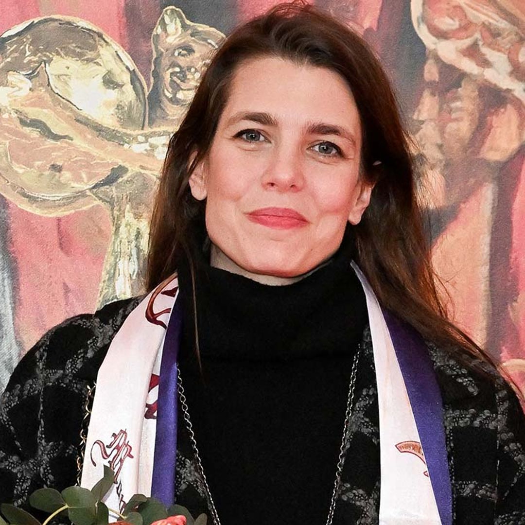 Carlota Casiraghi: 'total look' negro y abrigo de tartán para un conjunto premamá de lo más acertado