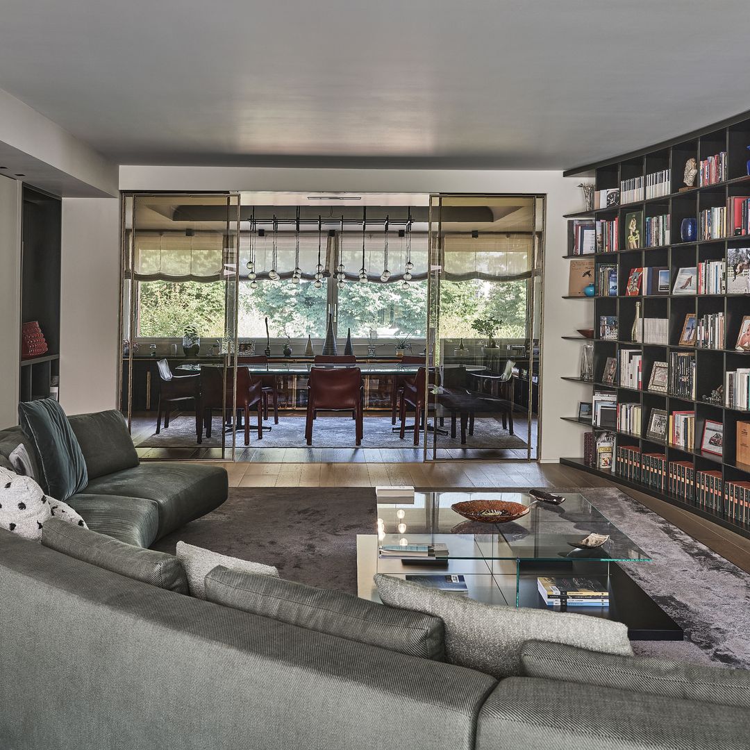 Luz, arte y la librería que todos querríamos en casa: así es por dentro esta villa de 500 m² en Milán