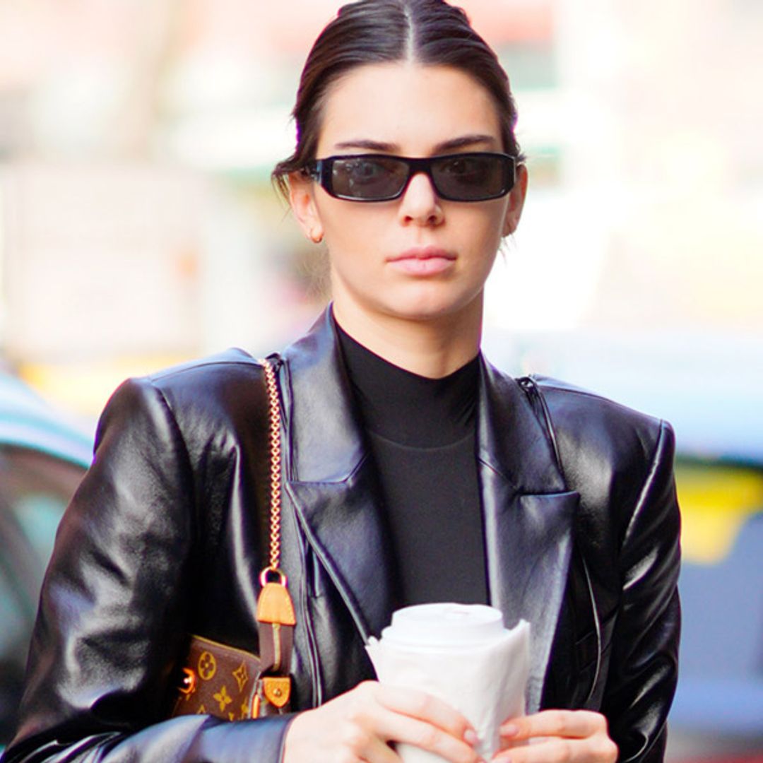 El pantalón cómodo de la primavera es de pinzas y Kendall Jenner demuestra que es tan versátil como unos 'jeans'