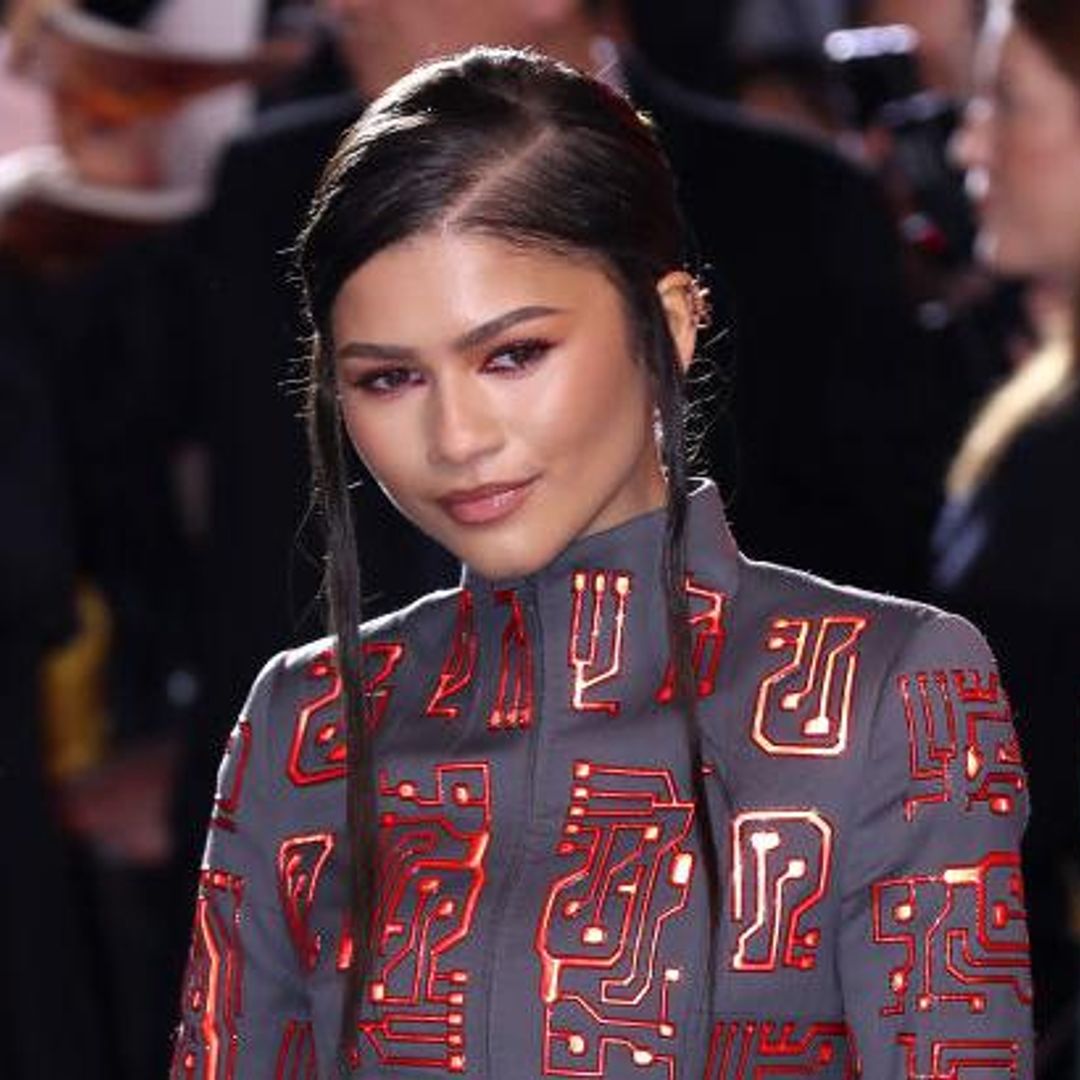 Zendaya sorprende en un ‘look’ de archivo de Givenchy en Seúl