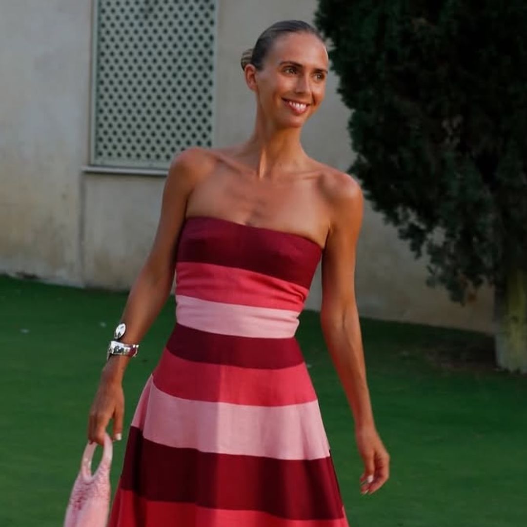 La guía de estilo de Lucía Bárcena para vestir el estampado que más estiliza en cualquier plan
