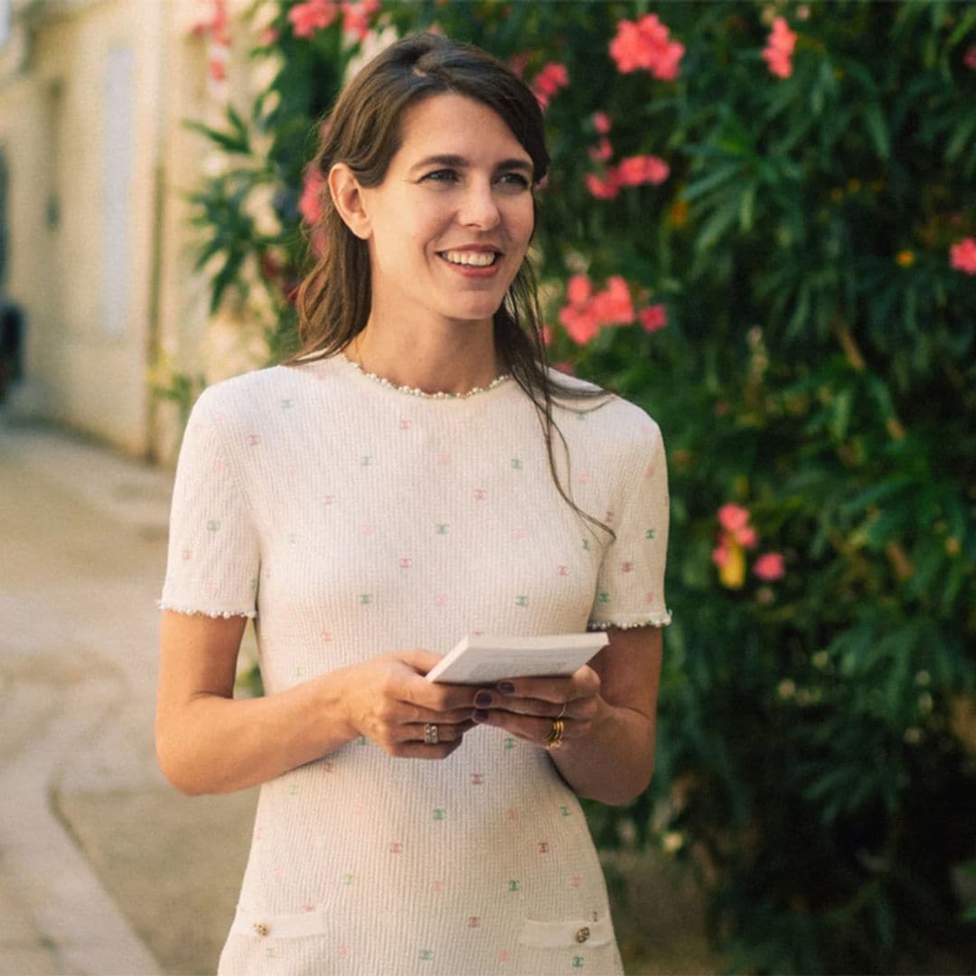 El minivestido de punto de Carlota Casiraghi, un diseño francés que combina con bailarinas y tacones