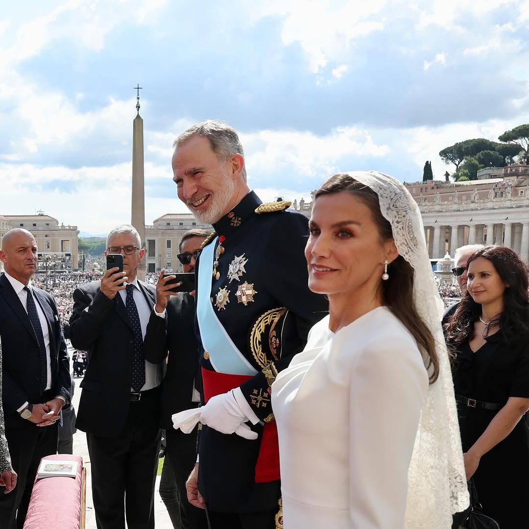 Una experta analiza el uso de la mantilla de la reina Letizia: 'La veo impecable, aunque con un pero'