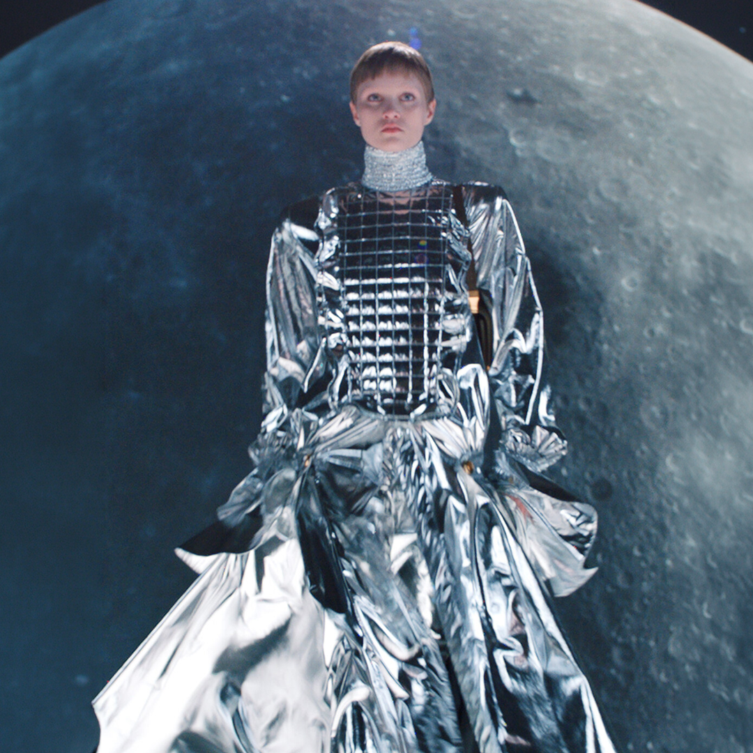El diablo ya no viste de Prada, lo hace la NASA: la moda de lujo da el salto de las pasarelas a la Luna
