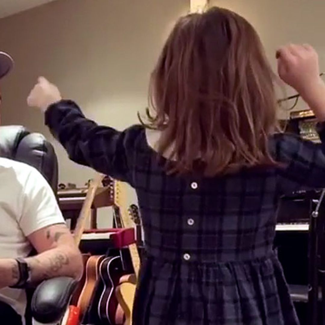 La hija de Robbie Williams se arranca a rapear y sus padres no pueden contener la risa