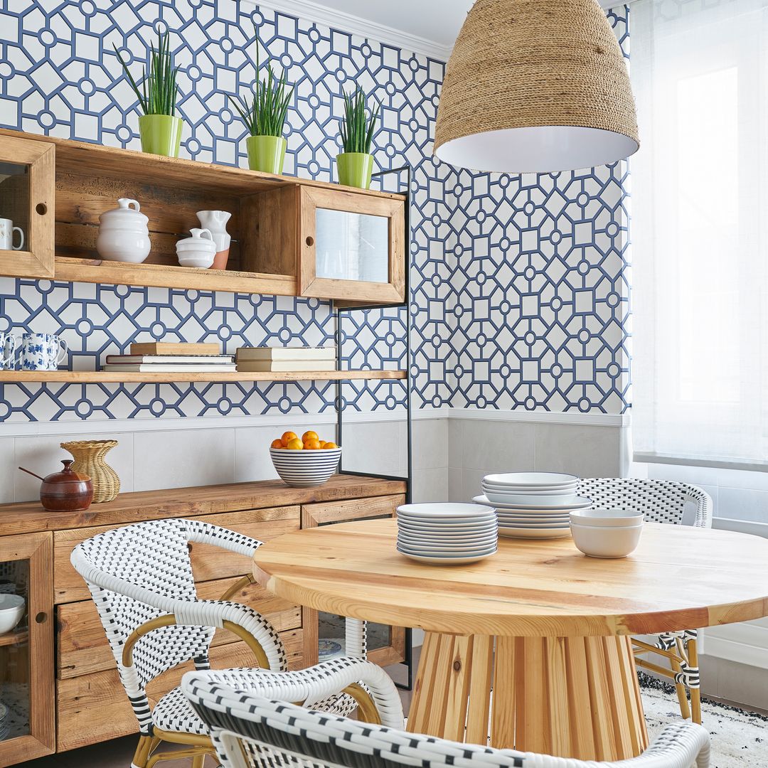 Cocina con papel pintado en la zona de comedor               