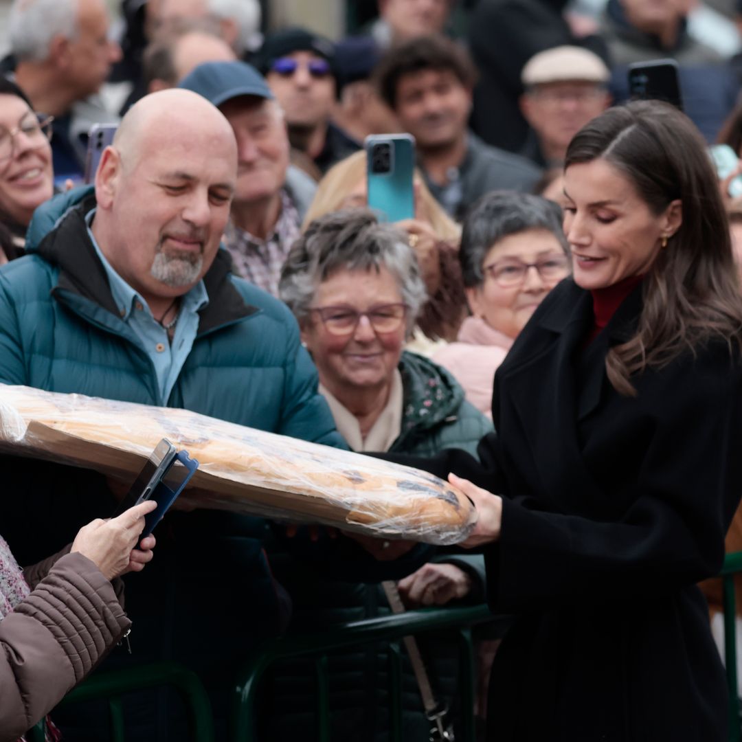  La visita de la reina Letizia a Navarra: una hogaza gigante y el encuentro con un amigo