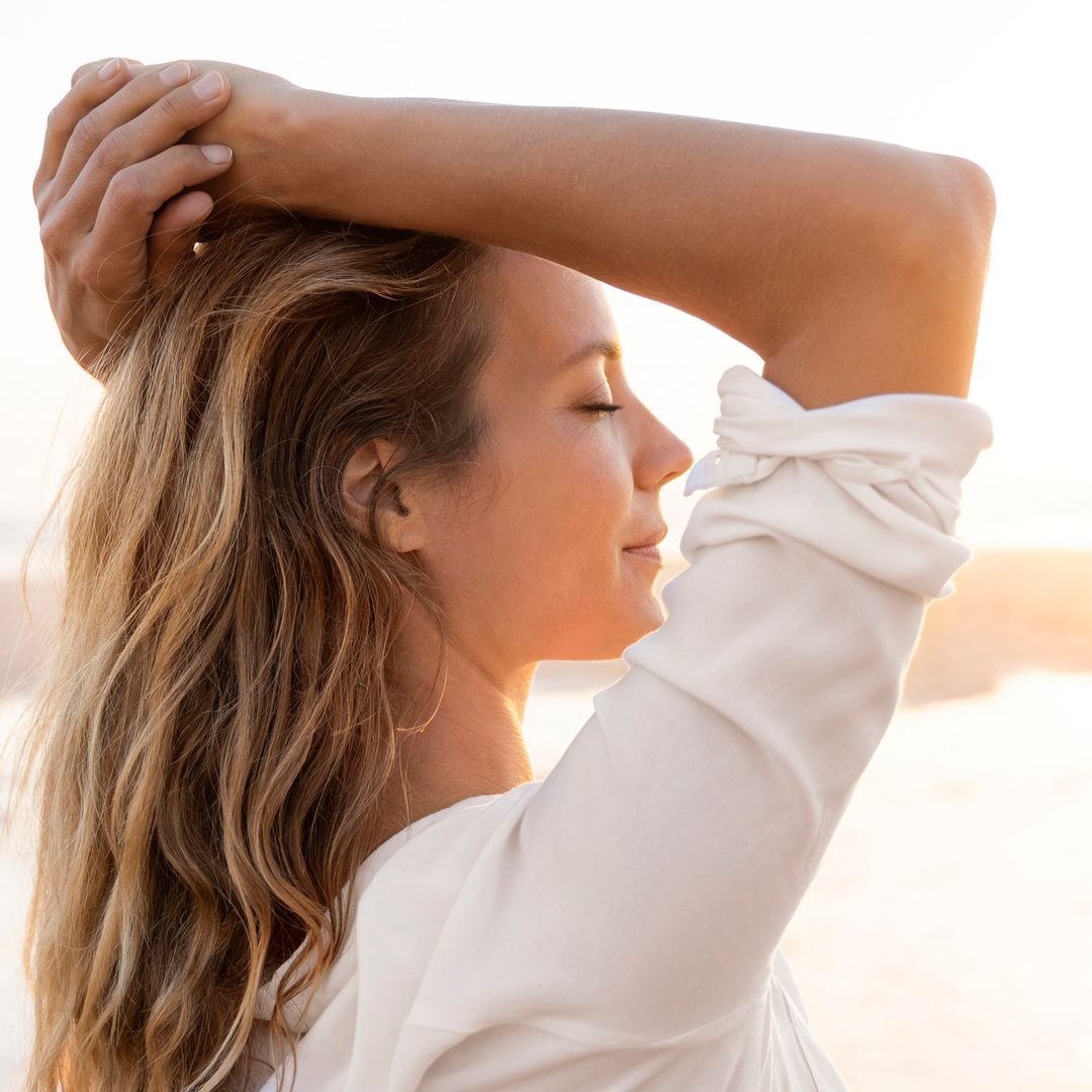Soy experta en compras de belleza y así es como cuido mi pelo en la playa para que no pierda color, brillo ni hidratación