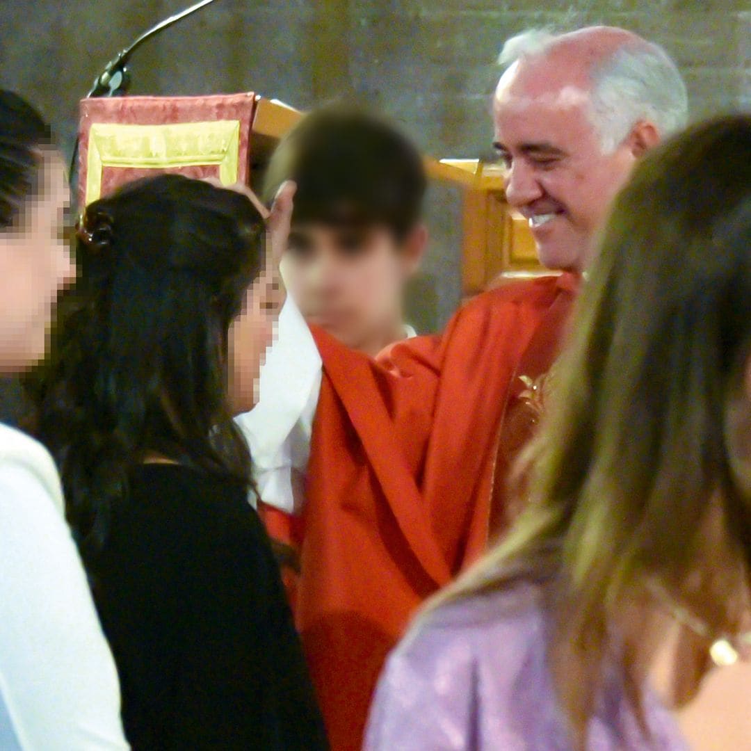 El encargado de oficiar la ceremonia fue el padre Ignacio Jiménez Sánchez-Dalp (sobre estas líneas), un sacerdote que, por su cercanía con la familia Alba, también podría ser quien les case.