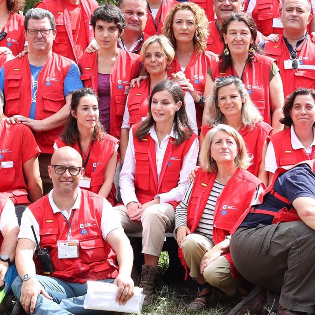La foto de familia de la Reina con 'los chalecos rojos' en la zona del devastador ciclón Idai