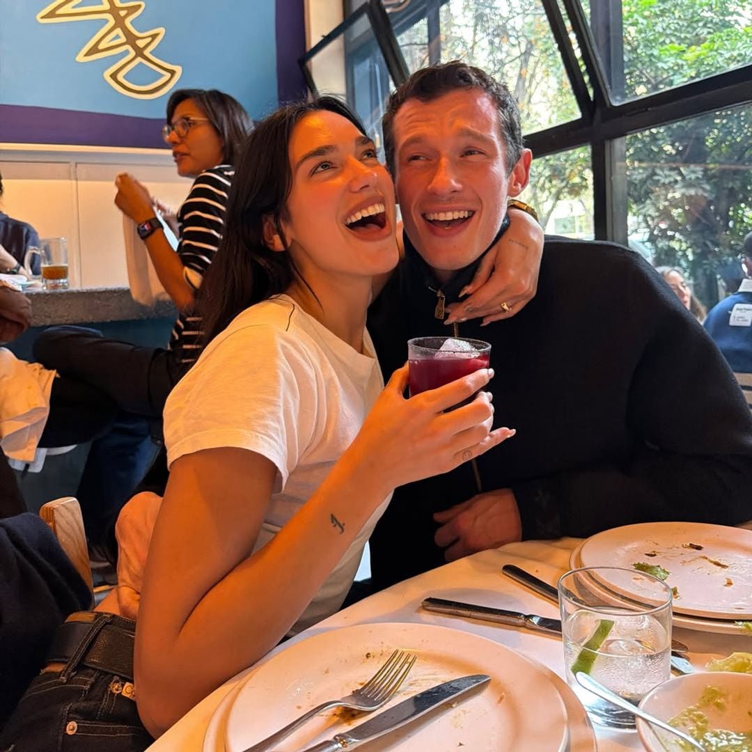 Dua Lipa con su prometido, Callum Turner, aprovechando la visita en la ciudad.