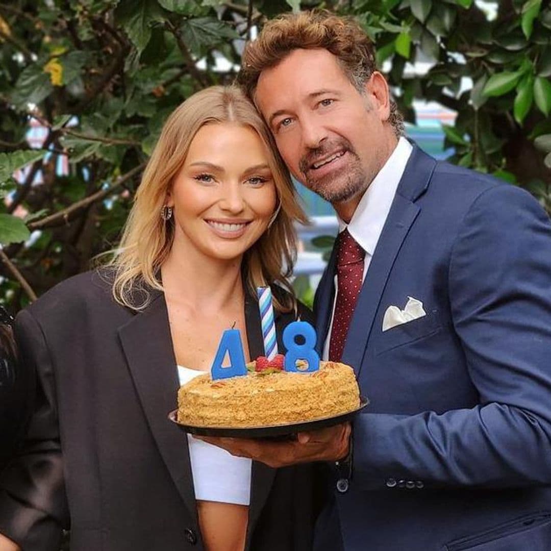 Irina Baeva, de lo más enamorada en el cumpleaños 48 de Gabriel Soto