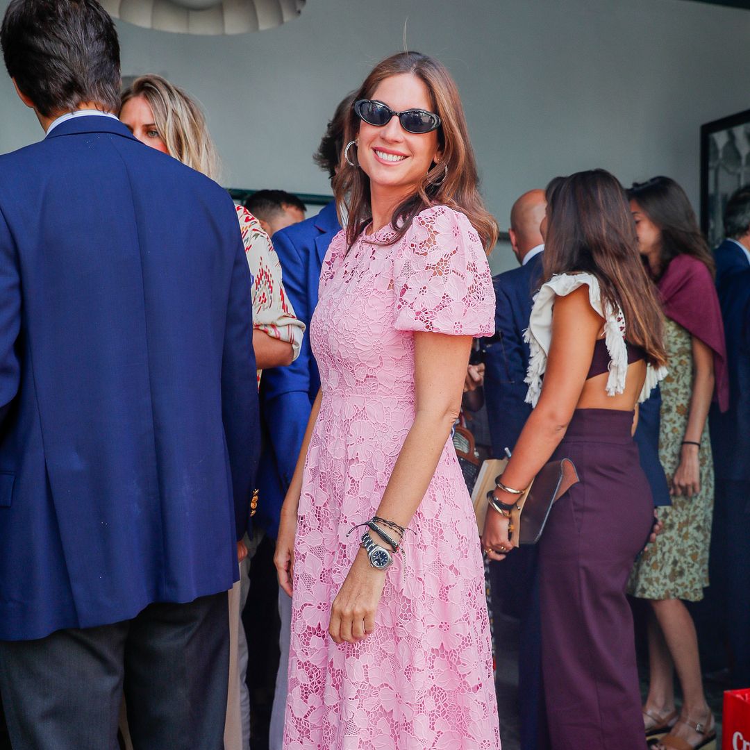 Lourdes Montes, la invitada perfecta en el bautizo de su sobrino con un vestido de encaje que llevó hace dos años en la Goyesca
