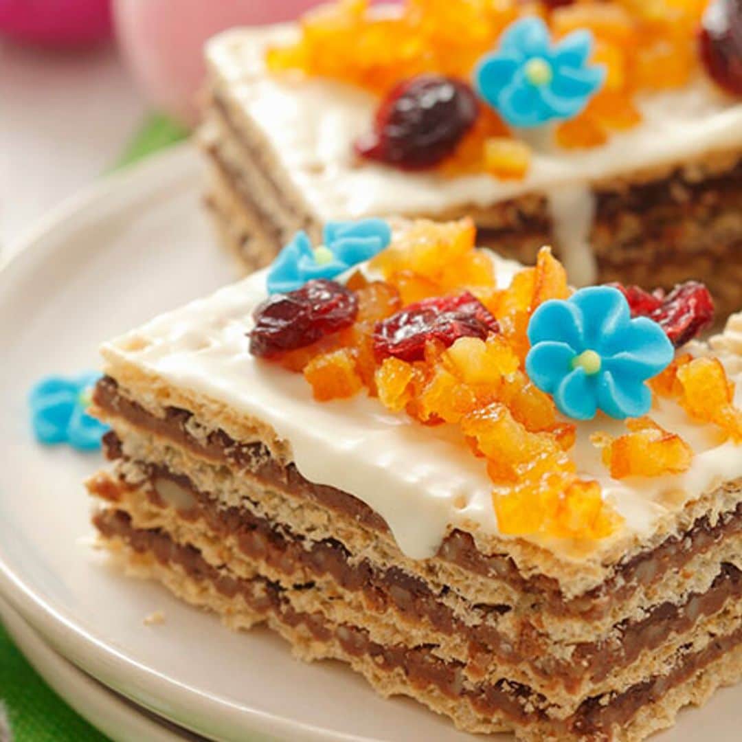 Tarta de barquillos con chocolate blanco y capas de crema de cacao con avellana