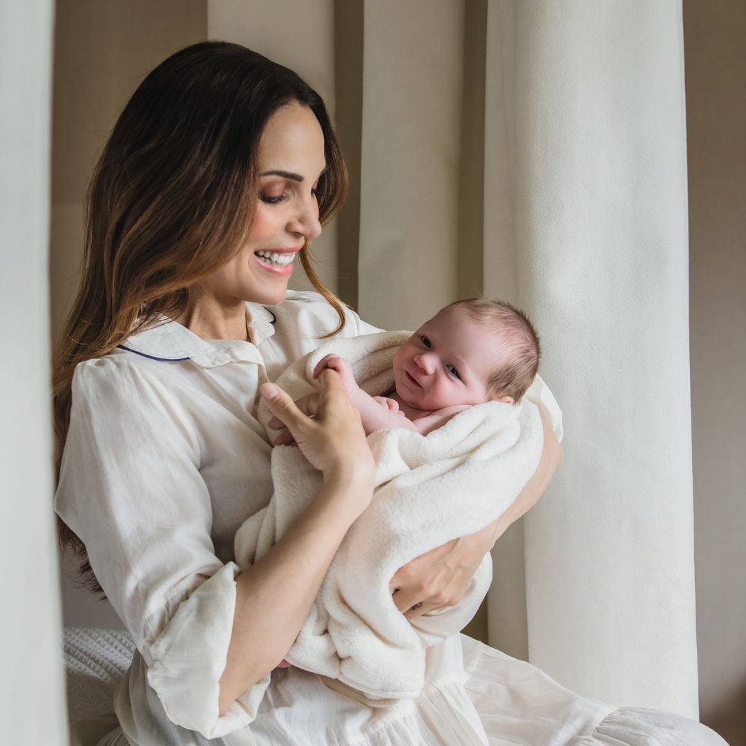 Nerea Garmendia con su bebé en brazos
