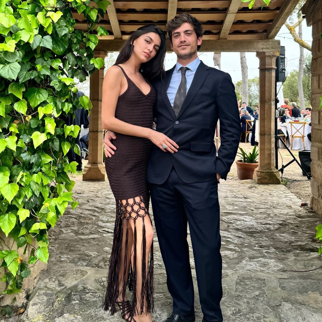 Lucía Rivera arriesga en una boda con un vestido marrón de flecos que ya habíamos visto en Miami
