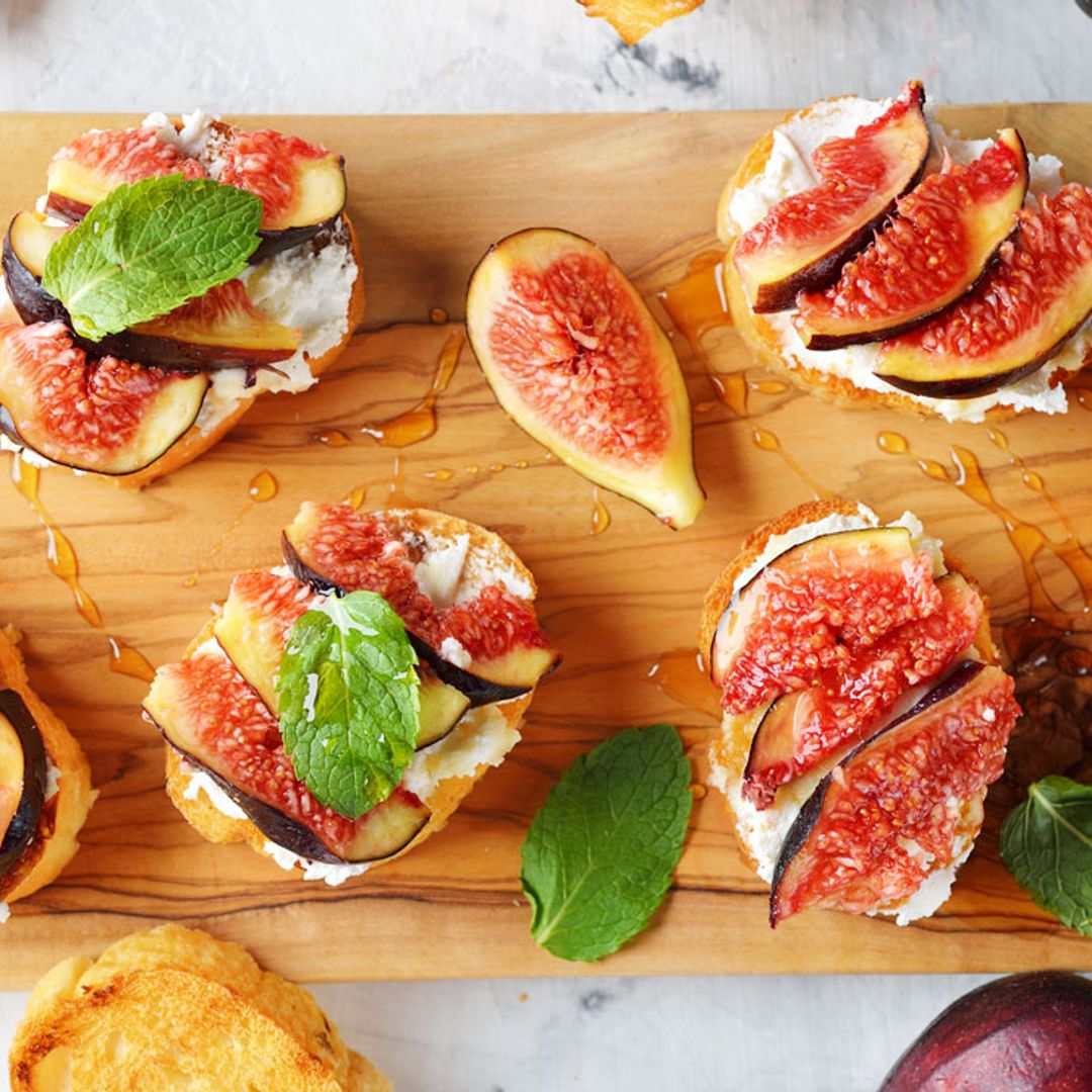 Tostas de requesón, brevas y miel
