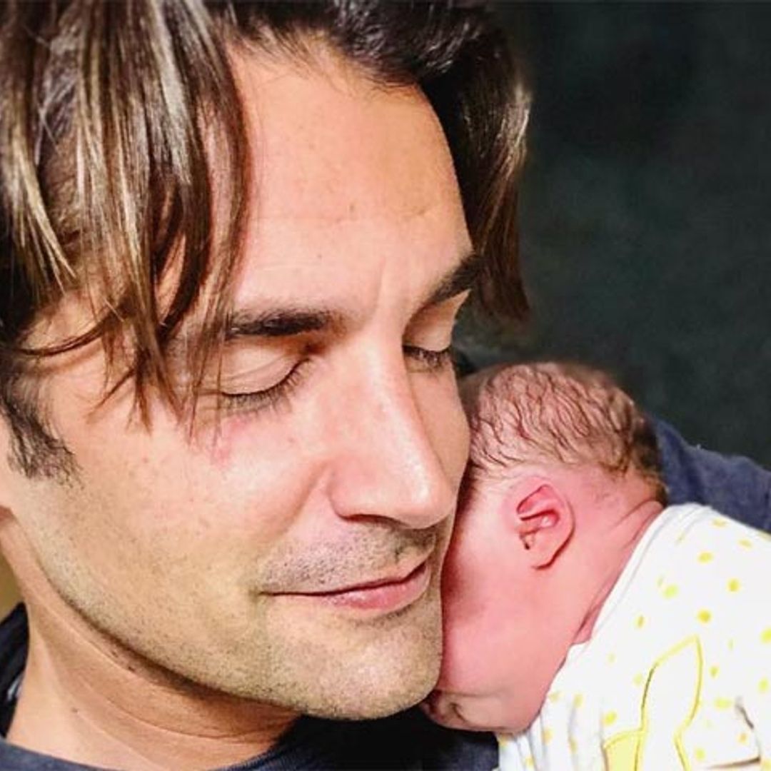 Álex Adrover, todo ternura con su hija dos días después de nacer